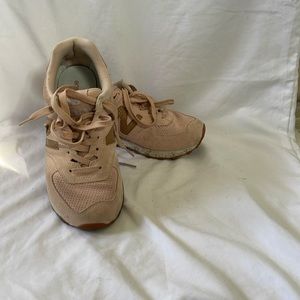 WOMENS | NEW BALANCE | SIZE 6 WIDE